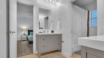 4 bedrooms, desk, free WiFi, bed sheets