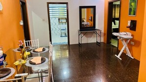 Vestíbulo de hotel con zona de comedor, un espejo y una recepción.