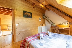 2 bedrooms, iron/ironing board, travel cot, free WiFi