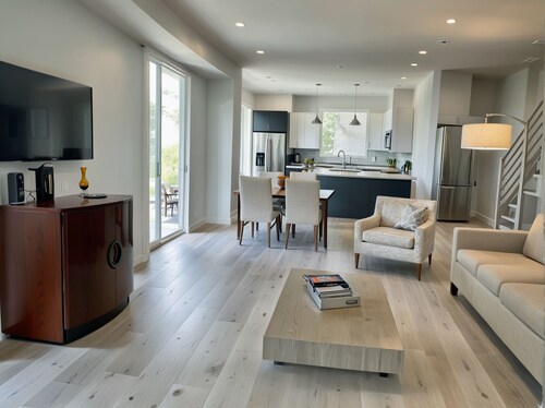 Modern 3BR Hollywood Escape Just Steps Away from LA’s Iconic Attractions