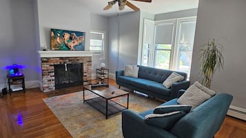 Televisión, chimenea y monitor de computadora