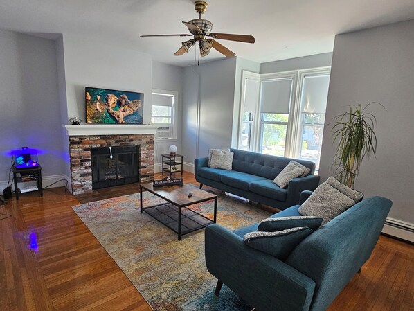 TV, fireplace, computer monitors - Historic Salem 1 Bedroom Apartment + Office & Walk to Downtown (Salem)