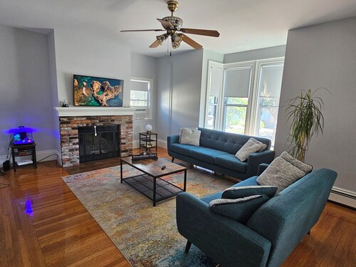 Historic Salem 1 Bedroom Apartment + Office & Walk to Downtown