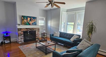 Historic Salem 1 Bedroom Apartment + Office & Walk to Downtown