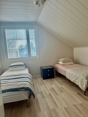 4 habitaciones, tabla de planchar con plancha, wifi y ropa de cama 