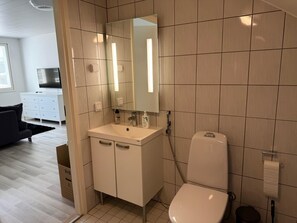 Suihku, hiustenkuivaaja, pyyhkeet, saippua