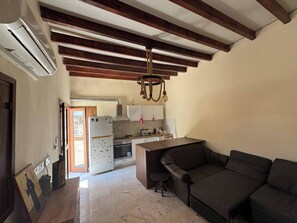 Living room - Cozy Stone House With 1 Bedroom (Marathounta)