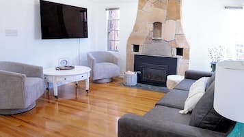 Televisión y chimenea