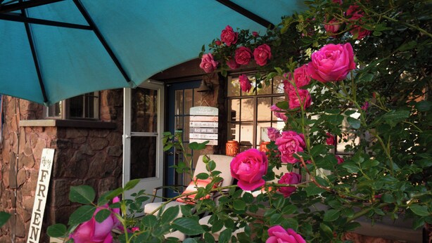 A stone building with a blue door and a sign that reads "FRIEND". - Charming 2-bedroom house, Downtown Flagstaff with AC (Flagstaff)