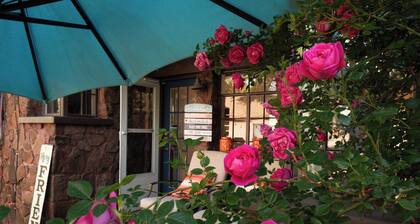 Charming 2-bedroom house, Downtown Flagstaff with AC