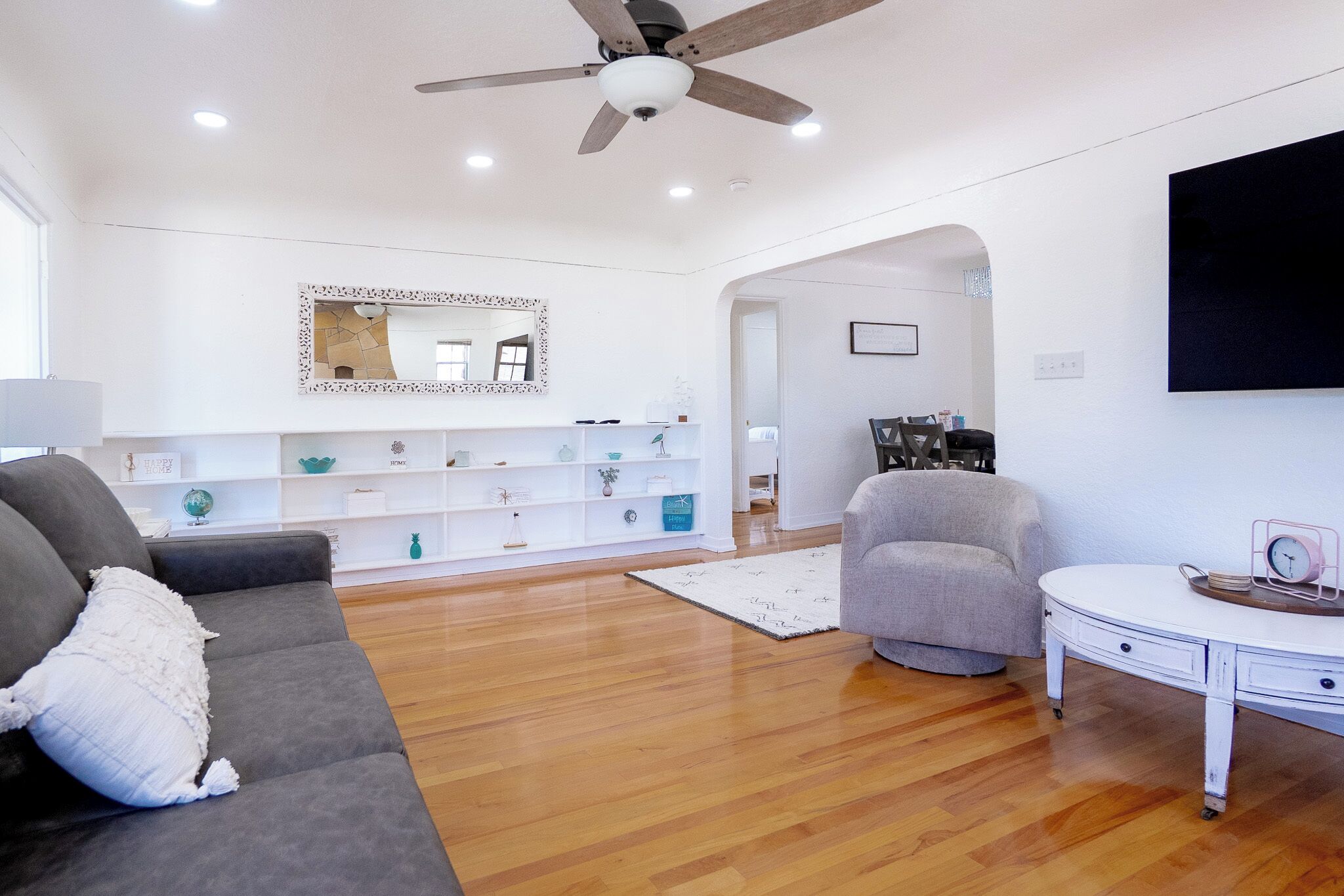 Televisión y chimenea 