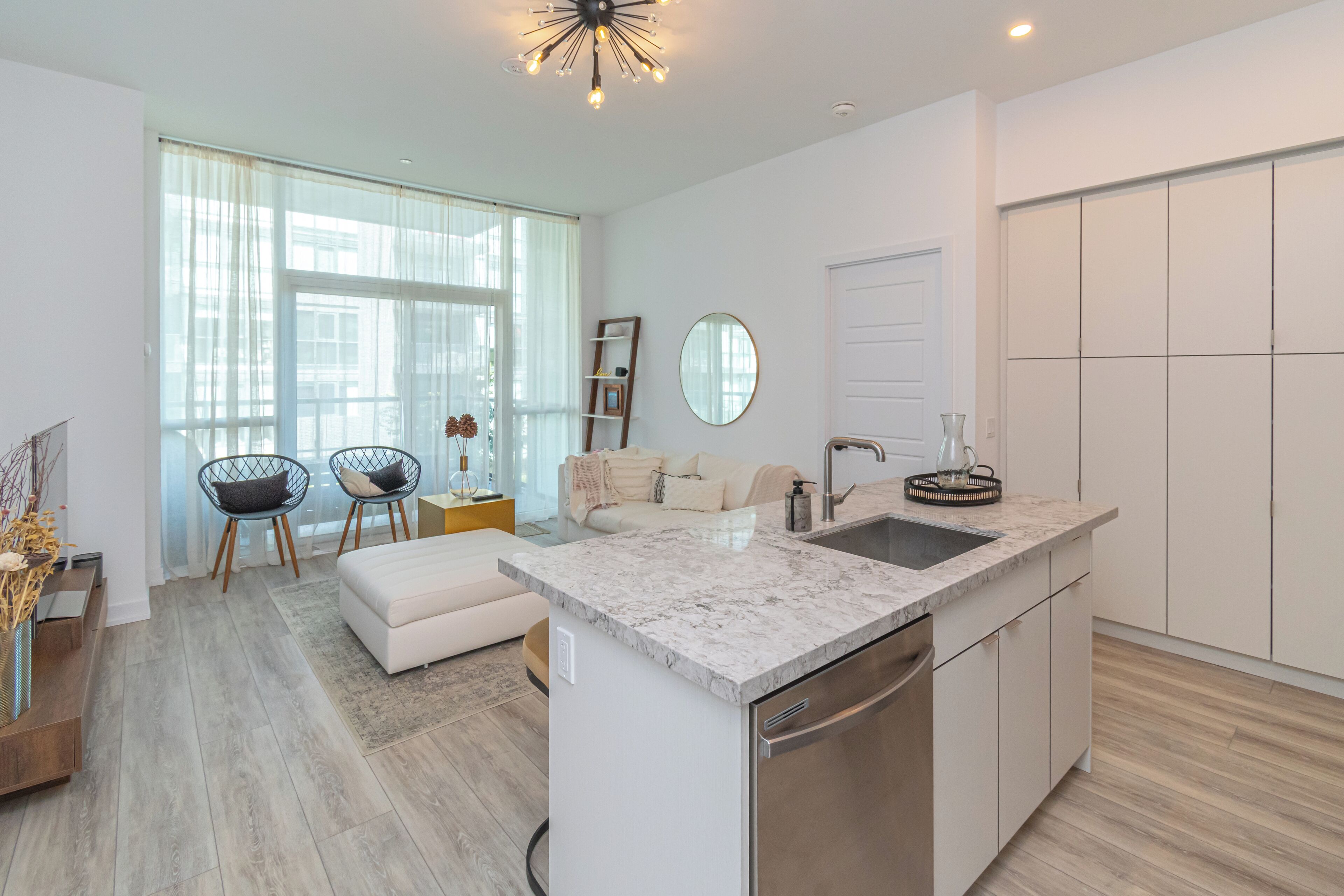 Smart-TV, Bücher, Stereoanlage