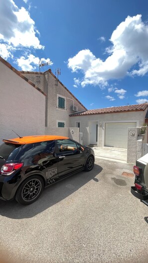 Property grounds - Air-conditioned Family Villa, Near Beach & Lakes (Port-la-Nouvelle)