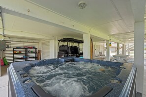 Indoor spa tub - Beachfront, Unobstructed views!  Hot Tub, Golf Cart! 3/2. 8 min to Moody Gardens (Galveston)