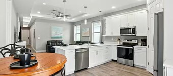 Entire New Home w/1 King, 3 Queen beds and Fenced backyard