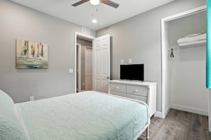 4 bedrooms, iron/ironing board, WiFi, bed sheets