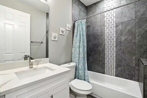 Douche, sèche-cheveux, serviettes fournies, savon