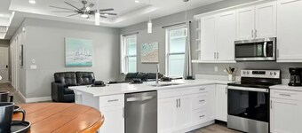 Entire New Home w/1 King, 3 Queen beds and Fenced backyard