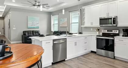 Entire New Home w/1 King, 3 Queen beds and Fenced backyard
