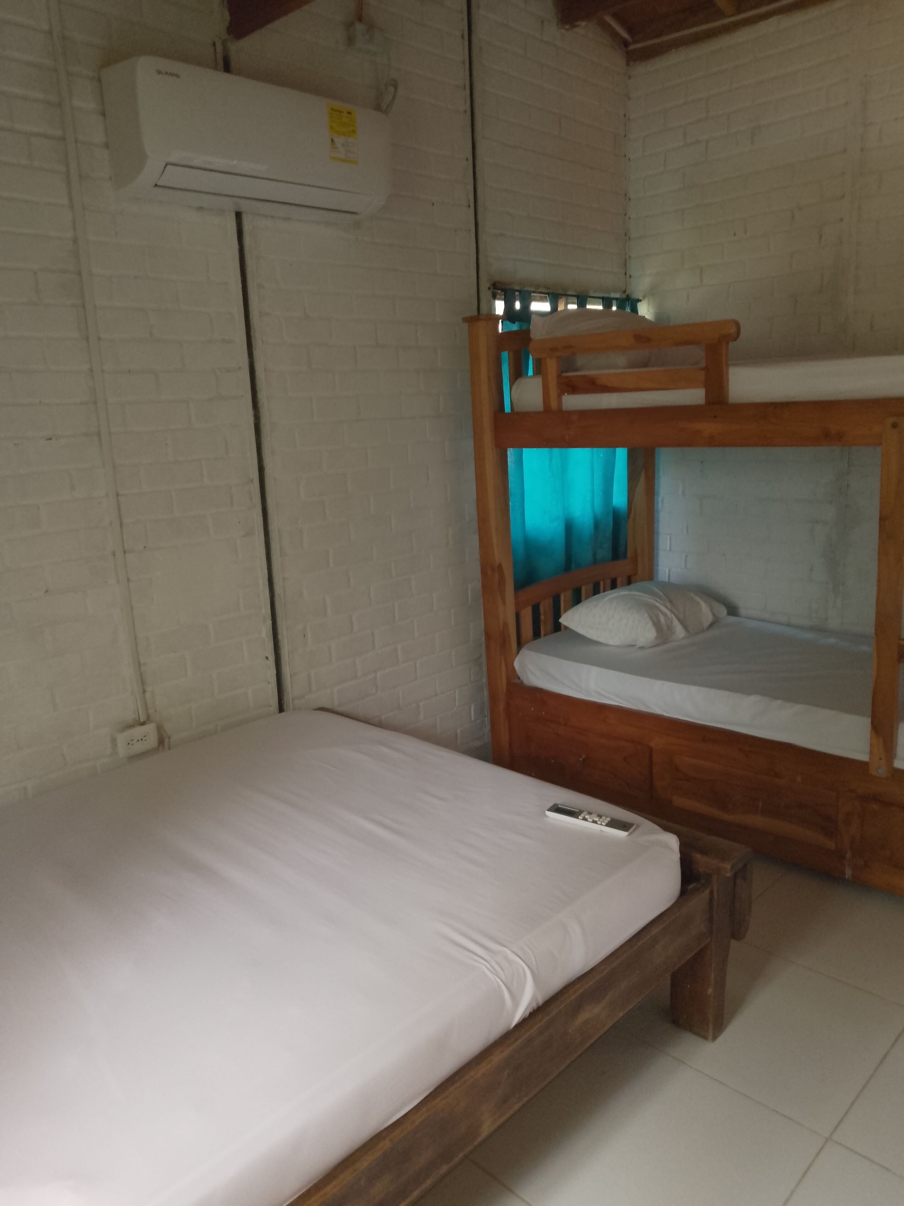 2 bedrooms, internet, bed sheets