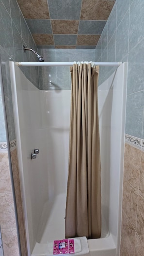 Chuveiro, secador de cabelo, toalhas de banho, sabonete