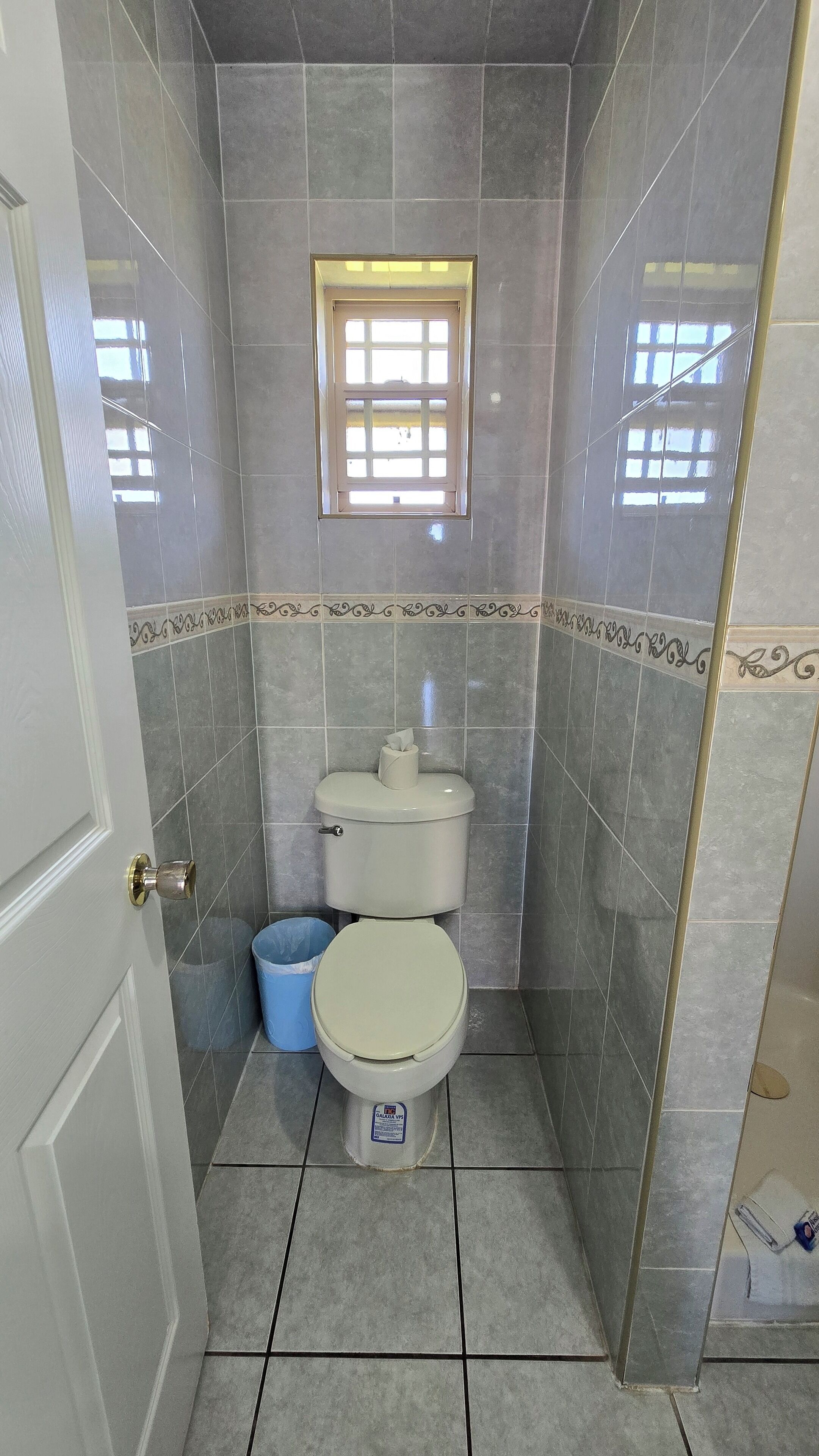 Shower, pengering rambut, handuk, dan sabun