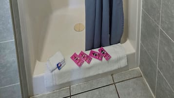 Chuveiro, secador de cabelo, toalhas de banho, sabonete