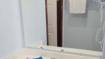 Douche, sĂšche-cheveux, serviettes fournies, savon