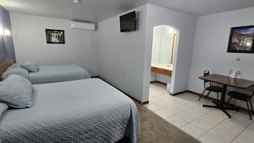 Neljän hengen huone, näköala pihalle | Ilmainen Wi-Fi, vuodevaatteet