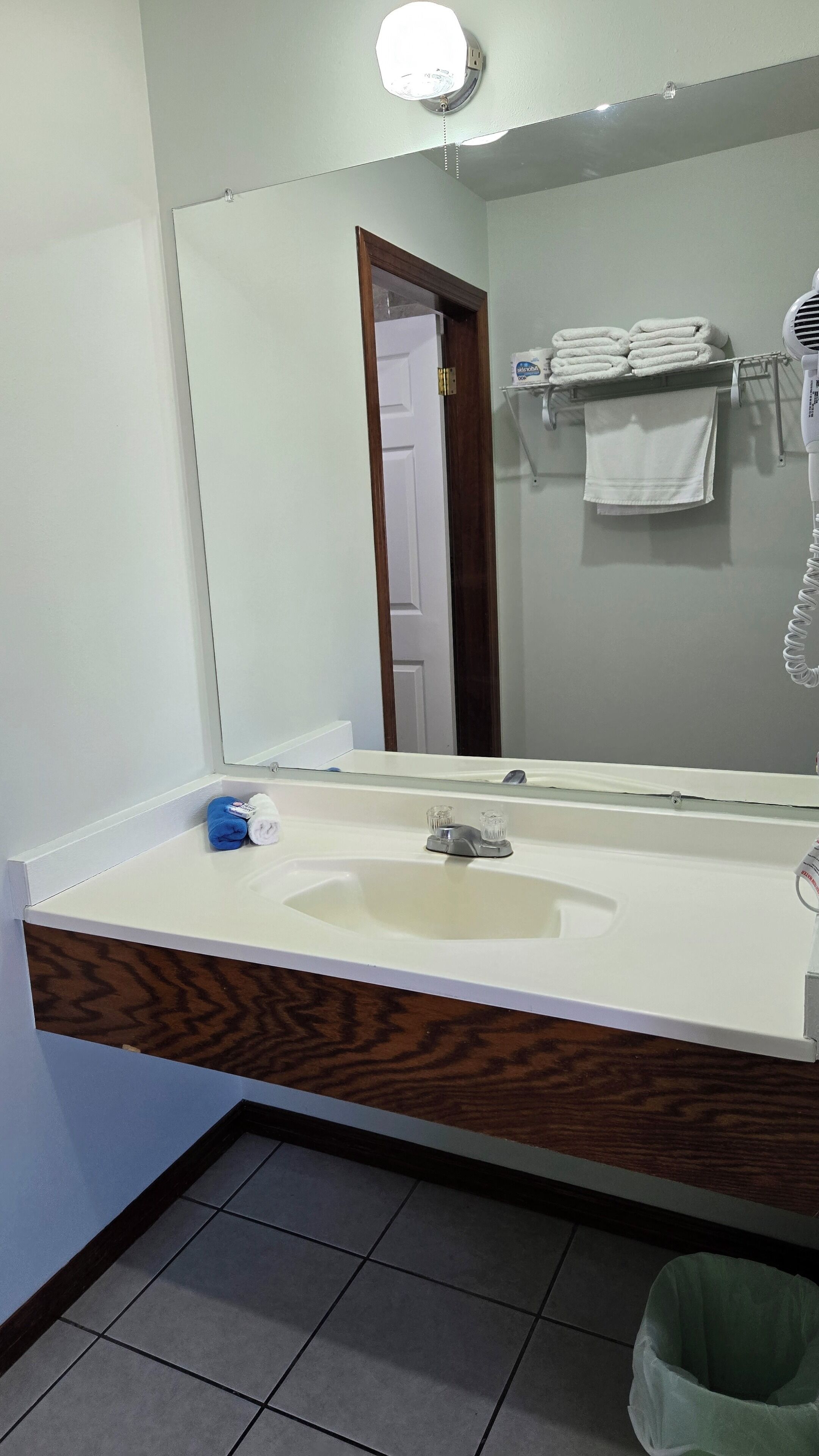 Regadera, secadora de cabello, toallas, jabón 