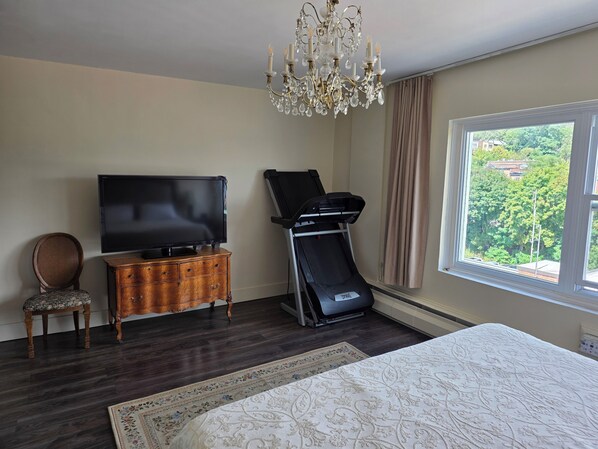 2 bedrooms, internet, bed sheets