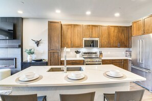 Fridge, microwave, stovetop, dishwasher