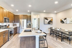 Fridge, microwave, stovetop, dishwasher