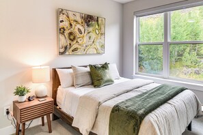4 bedrooms, desk, iron/ironing board, travel crib