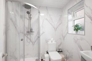 Bathroom - Keel Drive Modern 3 Bedroom Home (Slough)
