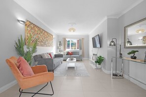Familie huis, terras | Woonruimte | Een 42-inch smart-tv met satellietzenders, Netflix en streamingdiensten