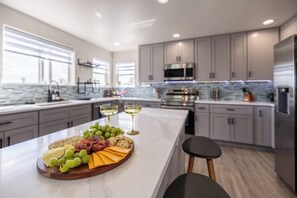 Fridge, microwave, oven, stovetop - Hot Tub | 2 King Beds | Pool Table | Arcade (Westminster)