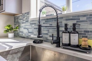 Fridge, microwave, oven, stovetop - Hot Tub | 2 King Beds | Pool Table | Arcade (Westminster)