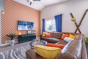 Smart-TV, videospill, fotballspill og kontorer