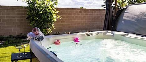 Outdoor spa tub