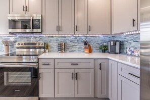 Kjøleskap, mikrobølgeovn, ovn og kokeplater