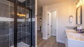 Douche, sèche-cheveux, serviettes fournies, shampoing