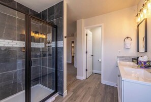 Shower, hair dryer, towels, shampoo - Hot Tub | Game Room | Mountain View (Westminster)