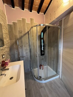 Dusche, Haartrockner, Bidet, Handtücher