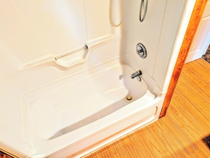 SĂšche-cheveux, savon, papier toilette