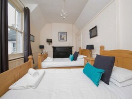 Classic Twin Room | Laptop workspace, free WiFi