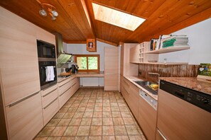Fridge, oven, dishwasher, coffee/tea maker