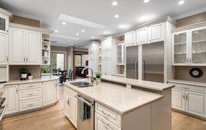 電子レンジ、オーブン、コンロ、食器洗い機