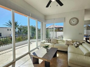 Smart TV - Casa Luisa, 3 bedrooms, 2½ baths, pool, beach! (Cabo San Lucas)