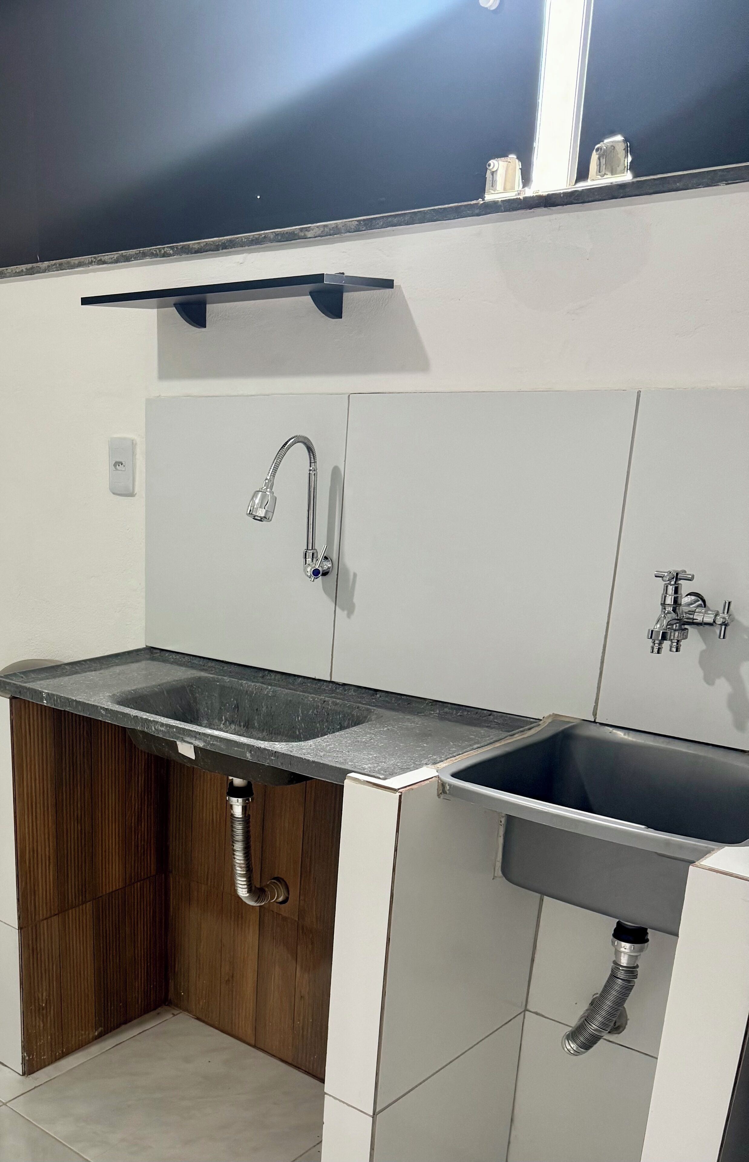 Douche, serviettes fournies, savon, papier toilette